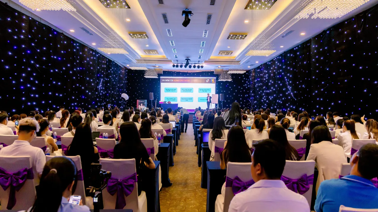 Hội trường kín chỗ trong buổi đào tạo Ưu điểm của quảng cáo TikTok do LDH Media giảng dạy