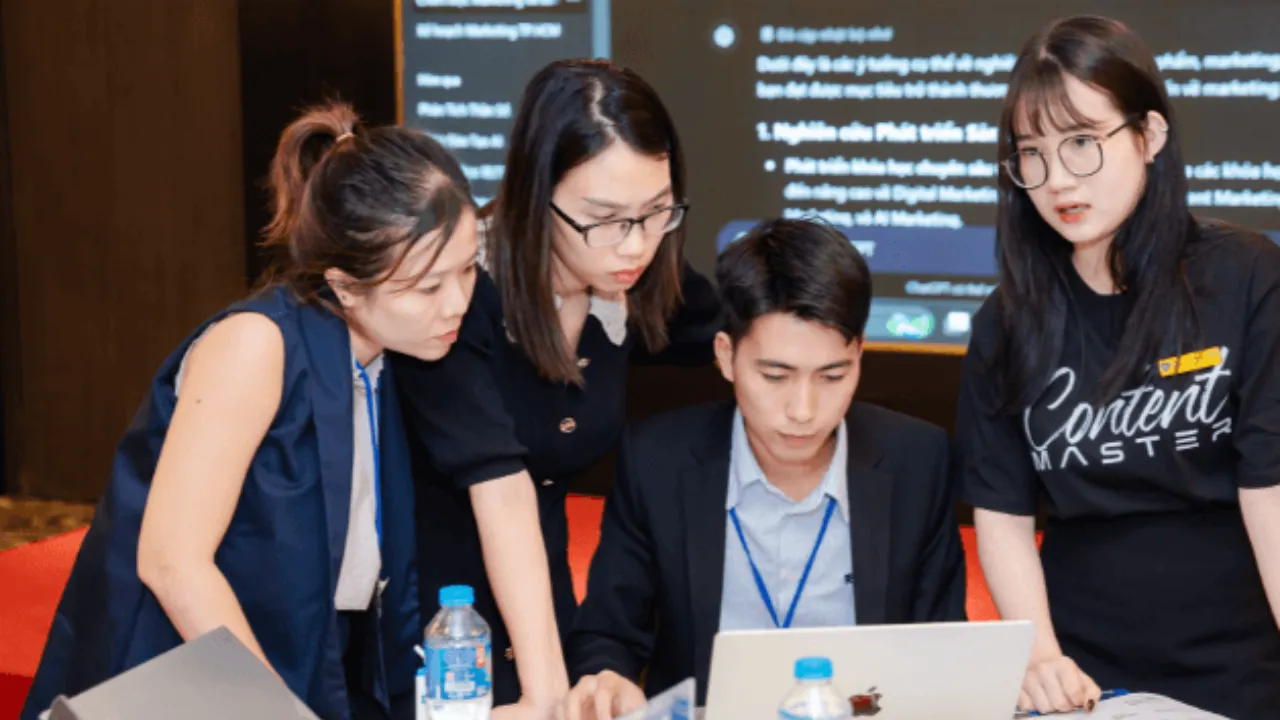 Học viên và trợ giảng Content Master thực hành lên kế hoạch marketing trên laptop